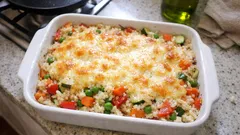 Arroz de forno com legumes: fica cremoso por dentro e dourado por cima