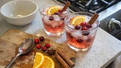 Cocktail de Natal com espumante e frutos vermelhos: fresco e fácil de preparar