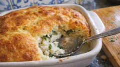 Soufflé de peixe em tabuleiro: fofo, dourado e perfeito para aproveitar peixe cozido