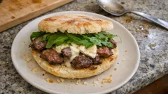 Prego em bolo do caco com brie e rúcula — um almoço rápido com ar de restaurante