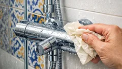 O truque do papel vegetal para reduzir manchas de calcário no chuveiro