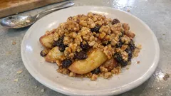 Maçã assada com crumble de noz: sobremesa de forno simples e sempre crocante