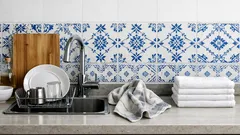 O pano de cozinha pode estar a sujar mais do que limpa e quase ninguém repara