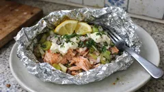 Salmão em papelote com queijo creme: suculento no forno em 20 minutos